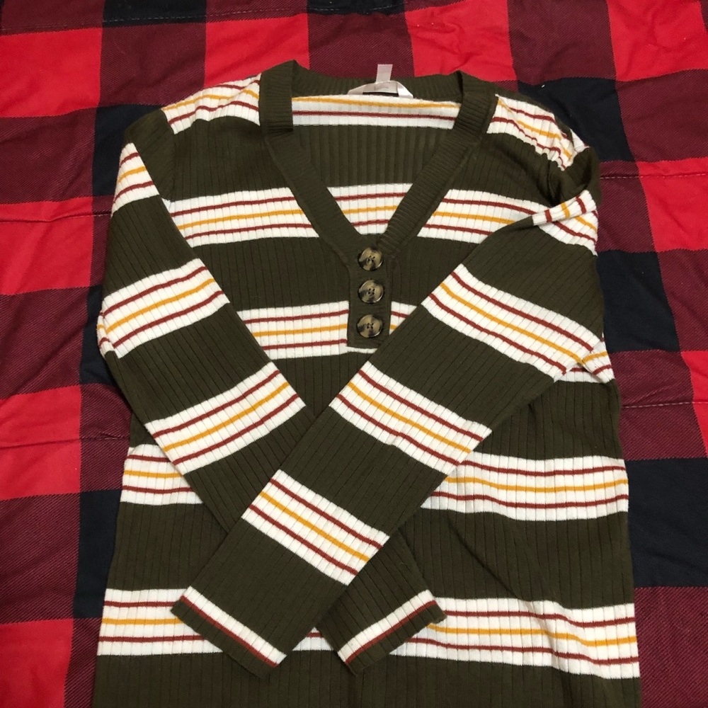 Womens sweater it’s and xxl but doesn’t fit like that fits more like large
